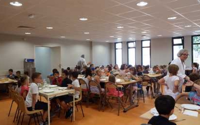 Un midi à la cantine (1)